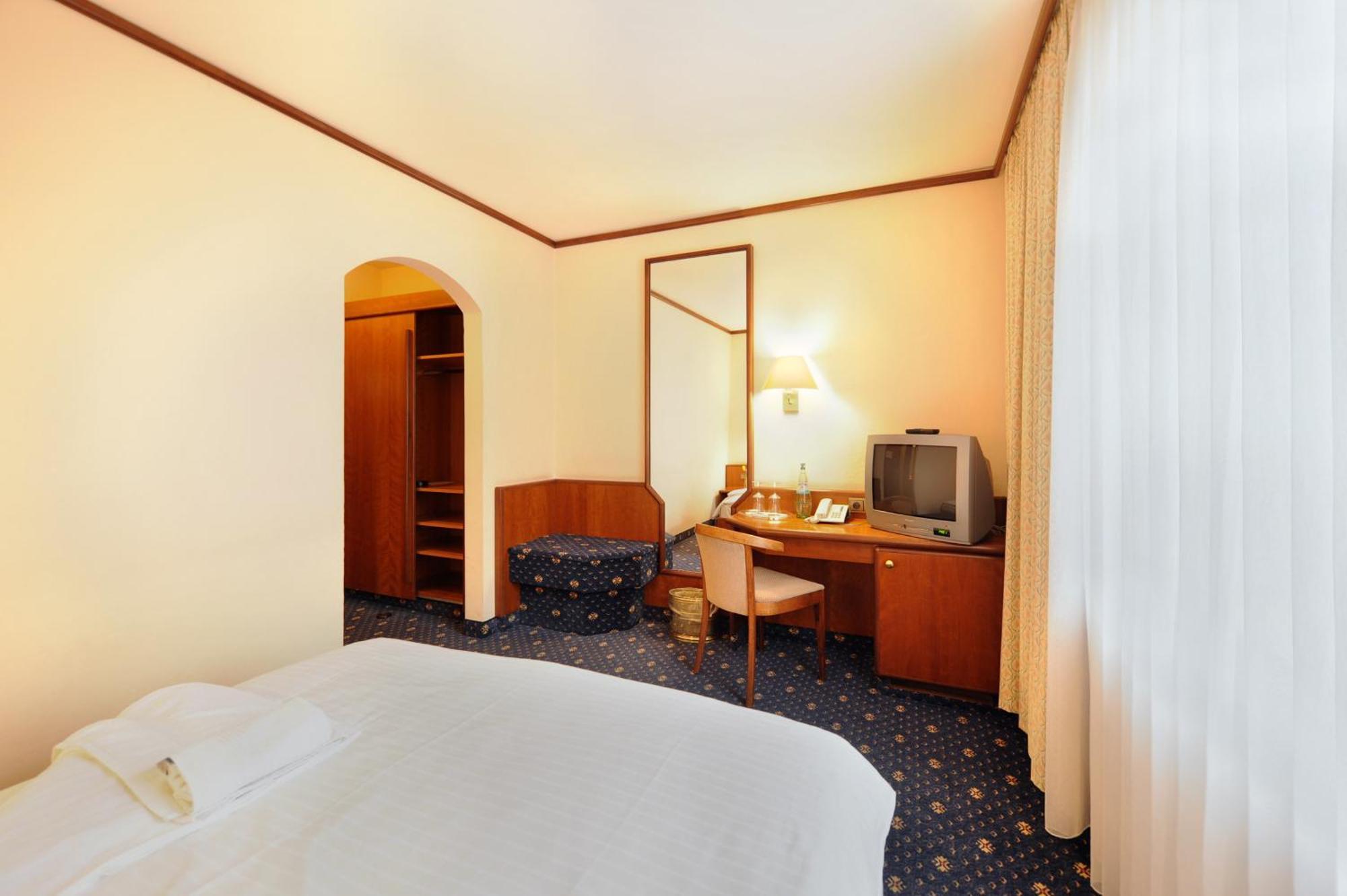 Ambassador Parkhotel 3* München