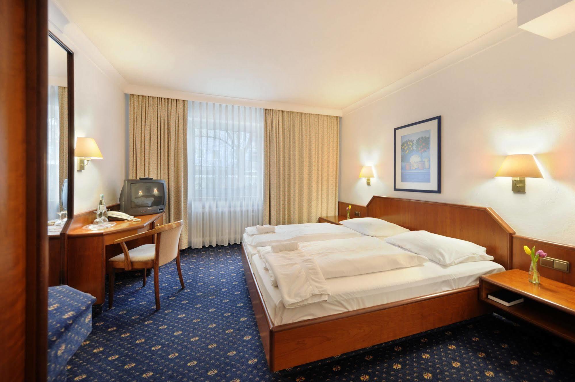 Ambassador Parkhotel 3* München