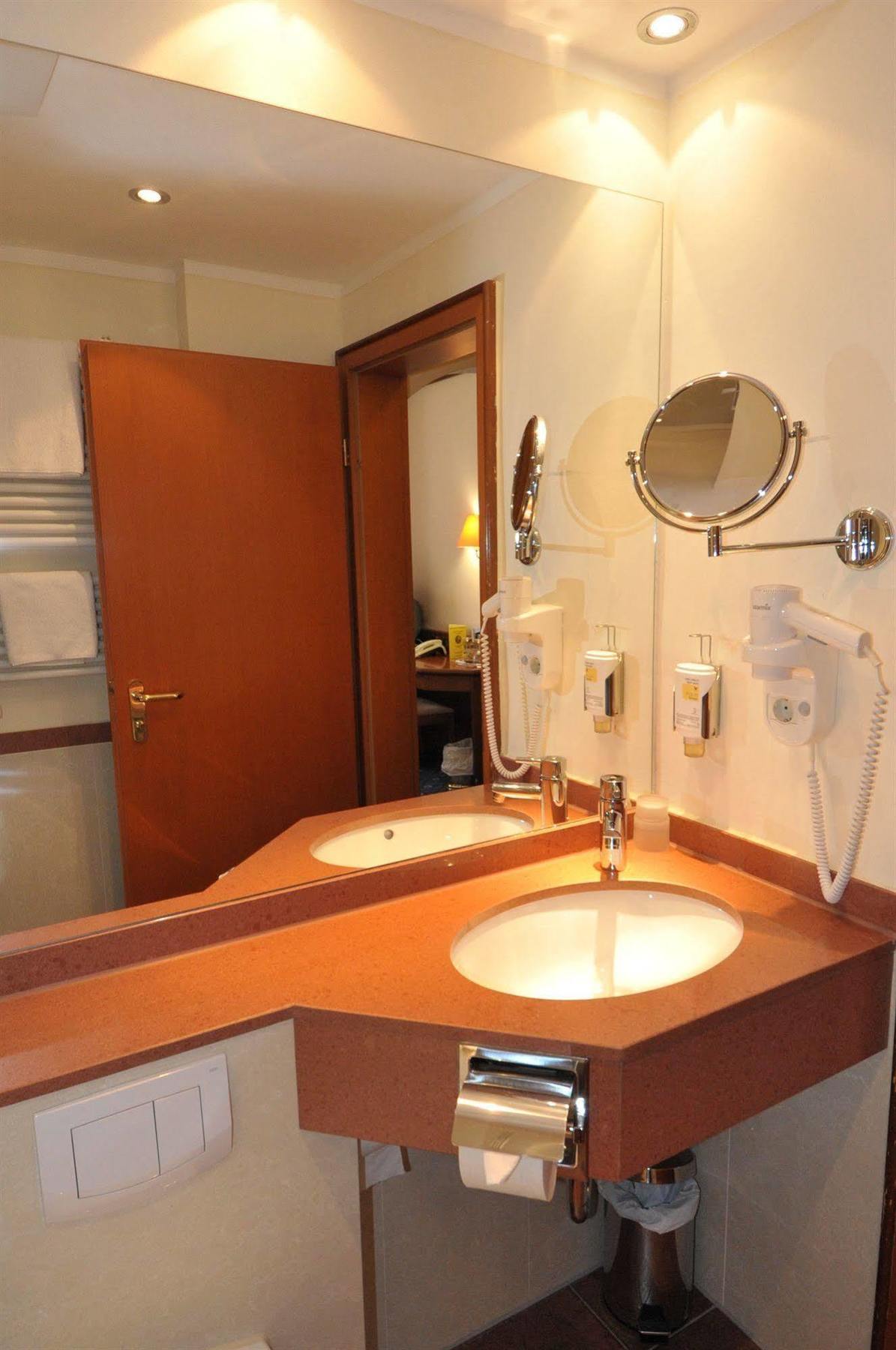 Ambassador Parkhotel 3*
